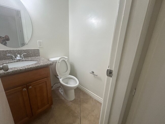 Building Photo - Spacious 2bed 1.5bath Apartment for Rent in Huntington Beach