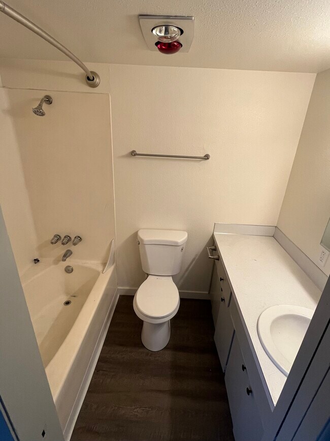 811 Baño - Cedar Pointe Apartments