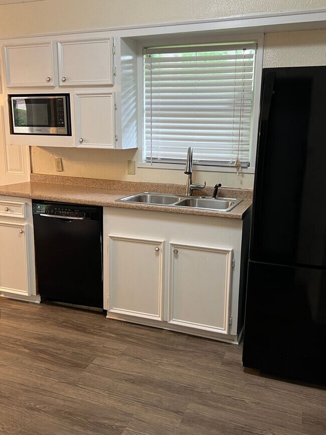 Foto del edificio - 3 Bedroom, 1 Bath