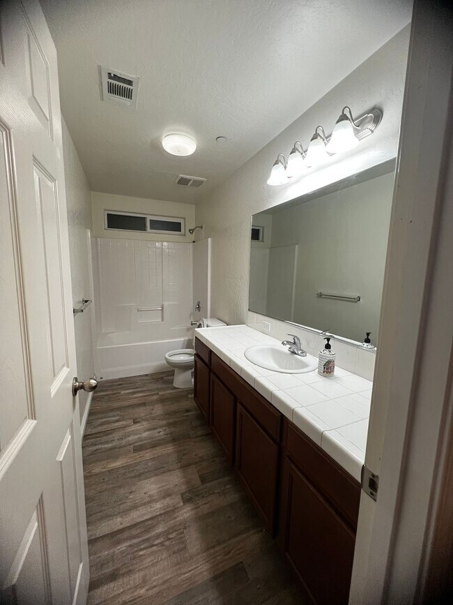 Foto del edificio - 2323 N RINADLI  3 BEDROOM 2 BATHROOM - SOLAR PANELS - VISALIA - Coming soon.