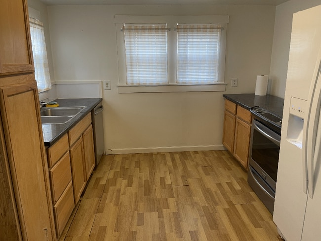 Building Photo - 422 Circle Dr