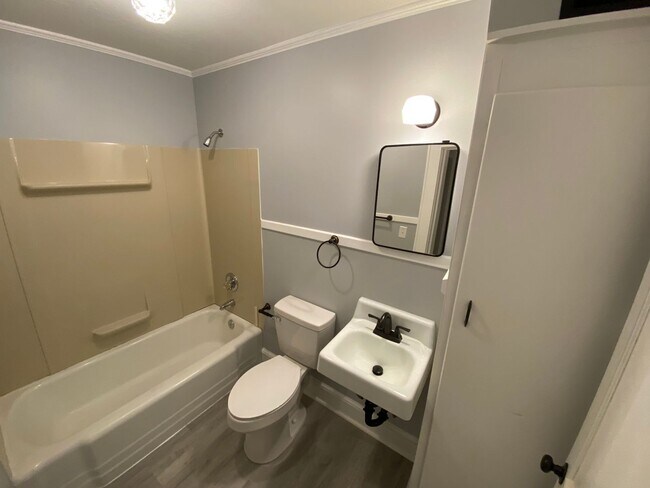 Building Photo - 1 bedroom, 1 bathroom recently renovated a...