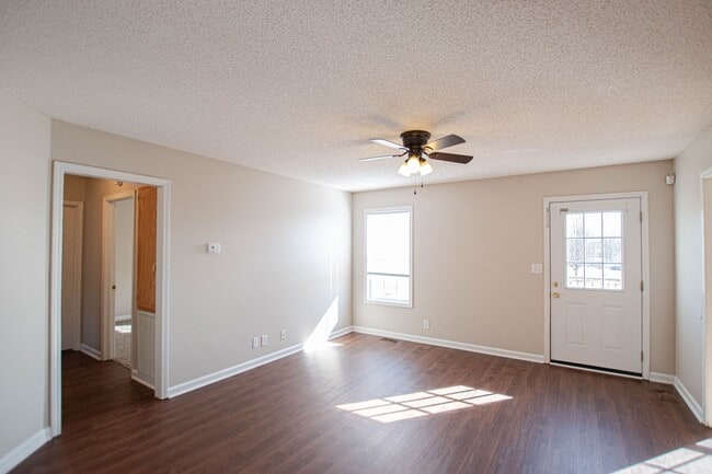 Building Photo - Pet Friendly Three Bedroom!