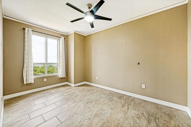 Foto del edificio - 1 Towers Park Ln