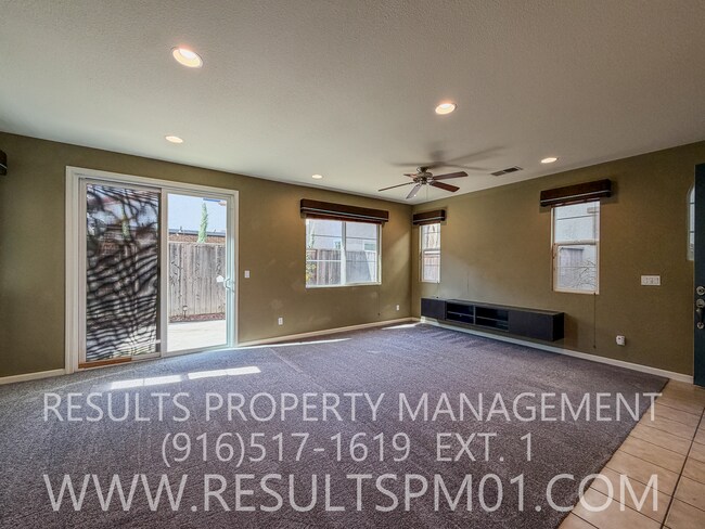 Foto del edificio - Lovely Courtyard Home 3 Bedroom w Bonus Rm