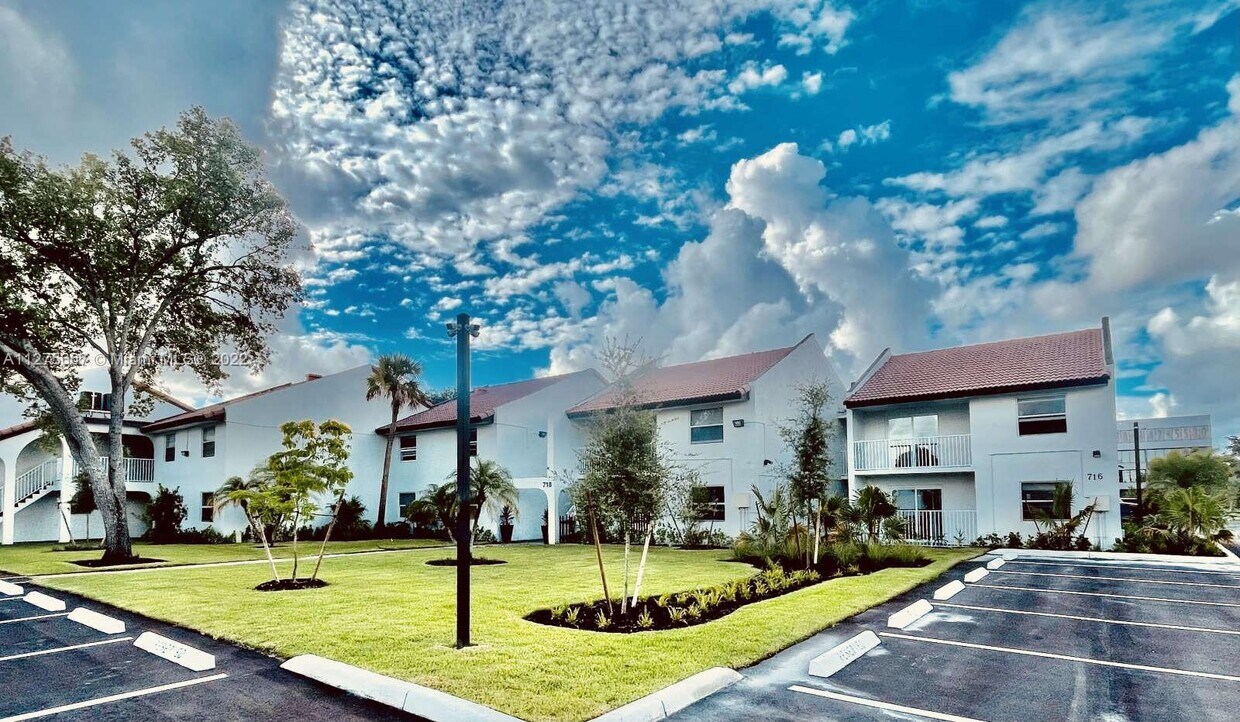 704 SW 81st Ave Unit 3B, North Lauderdale, FL 33068 Room for Rent in