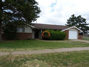 Building Photo - 800 Prairieview Dr