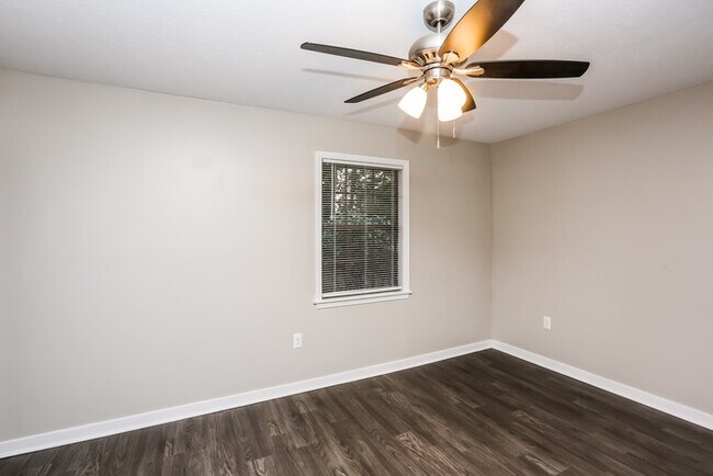 Building Photo - Lovely 3 Bedroom Brick Home