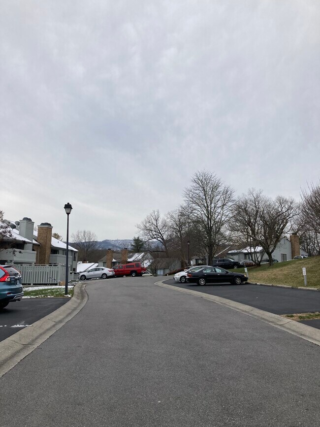 Building Photo - 2425 Barnside Ct