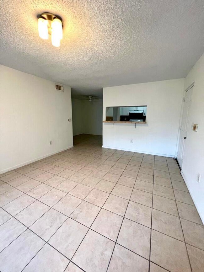 Foto del edificio - 1701 Village Blvd