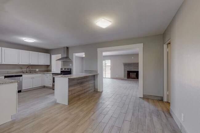 Foto del edificio - UPTOWN RENOVATED 3 Bedroom 2 Bath with garage