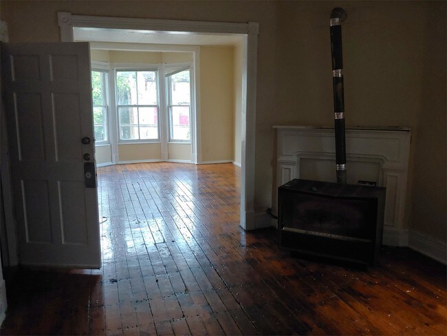 Building Photo - 326 2nd St