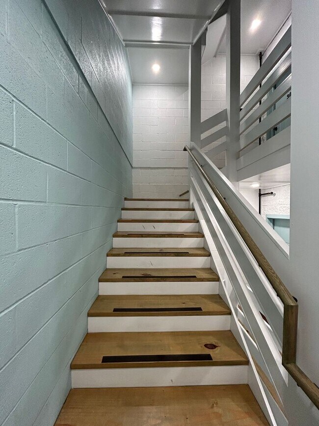 Building Photo - Welcome to this highly desirable third-flo...