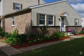 Building Photo - 310 Briar Manor