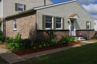 Building Photo - 310 Briar Manor