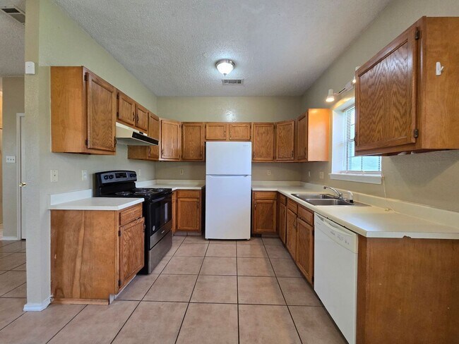 Foto del edificio - AVAILABLE NOW!