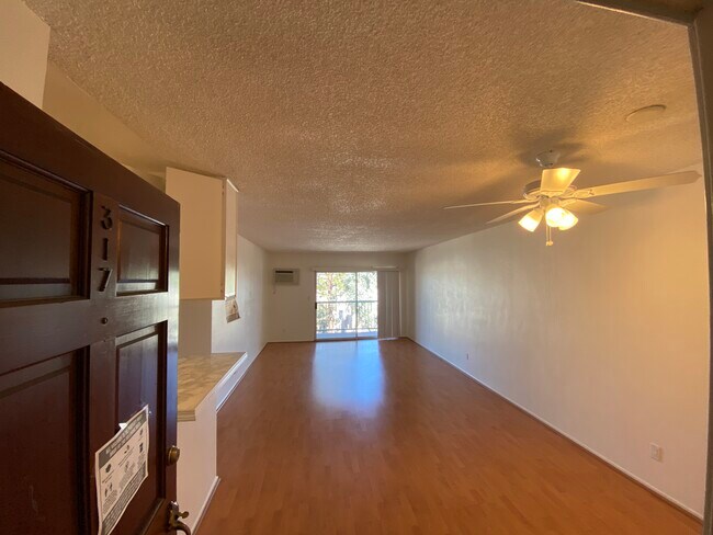 Large Rooms - 18307 Burbank Blvd