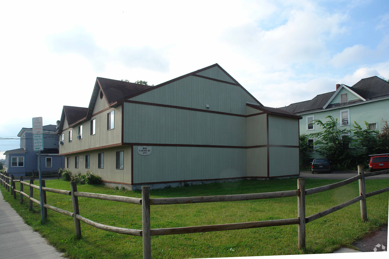 Building Photo - 921 W Belden Ave