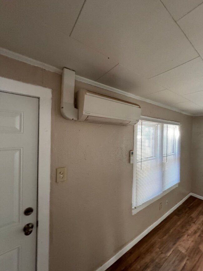 Building Photo - 2 br, 1 bath House - 405 S Union  (424)