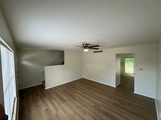 Building Photo - SPACIOUS TOWNHOME WITH FINISHED BASEMENT