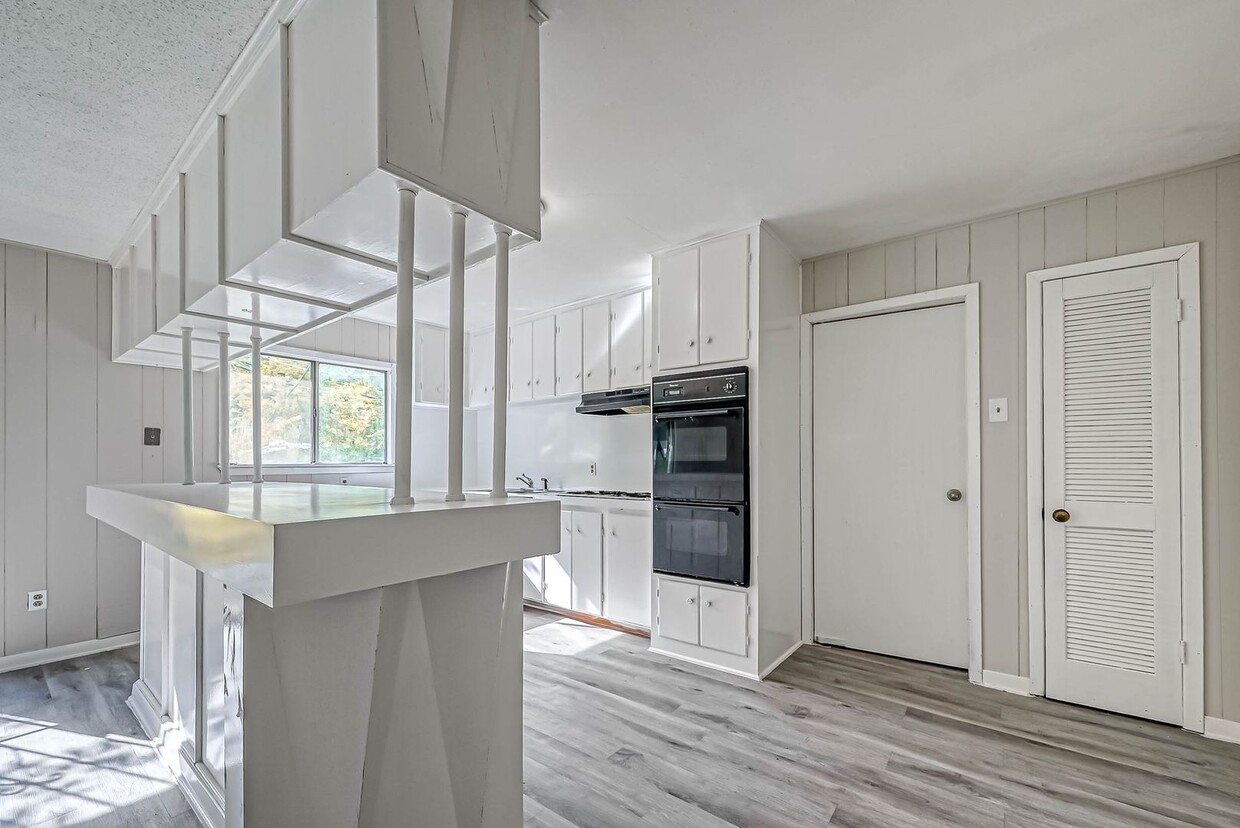 Primary Photo - Affordable 3BD/2BA single-family house!