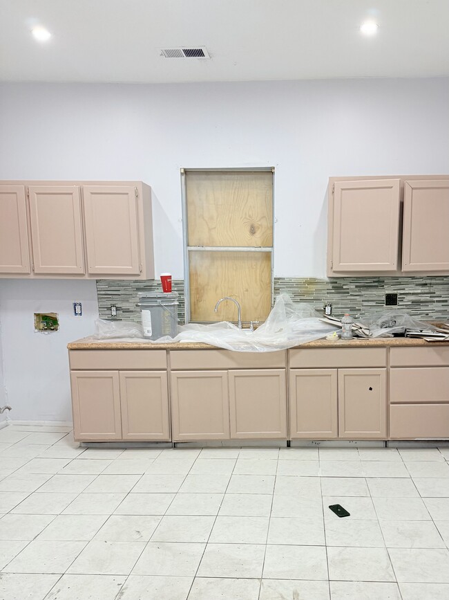 Building Photo - 1051 College St