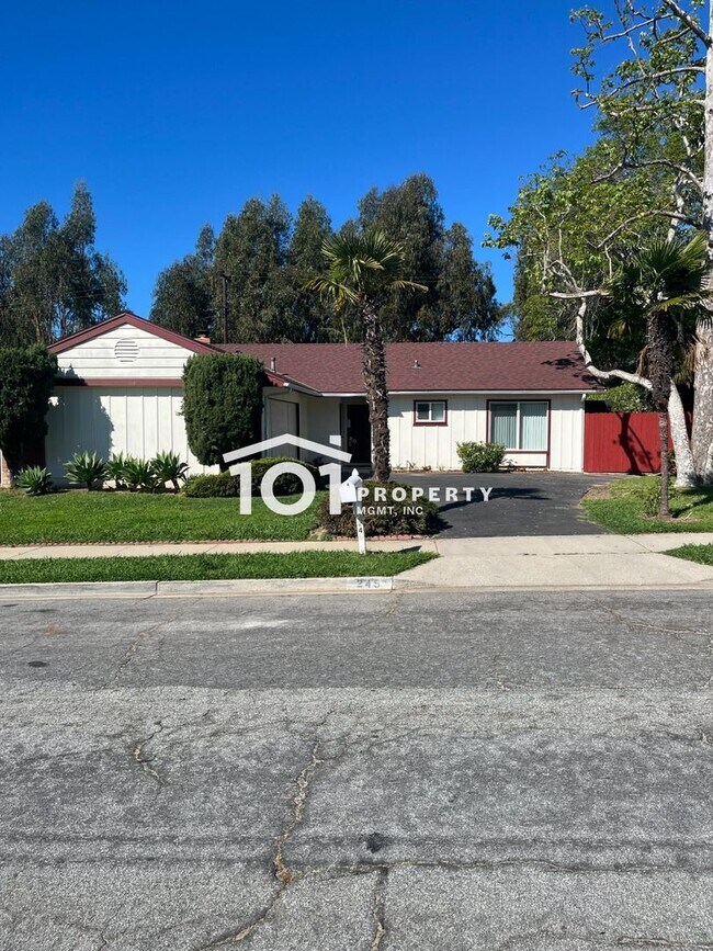 Foto del edificio - Spacious 3-Bedroom Home Near the Beach — Santa Barbara Shores