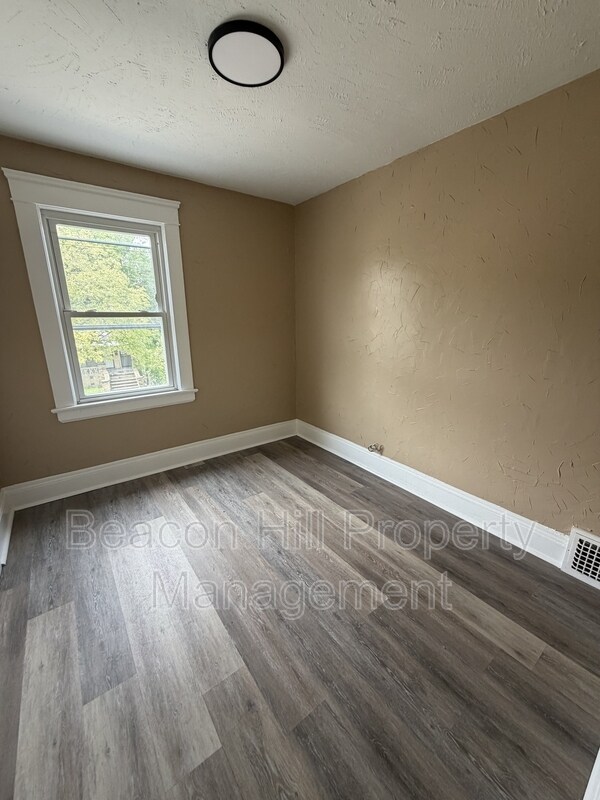 Foto del edificio - 3331 E 145th St