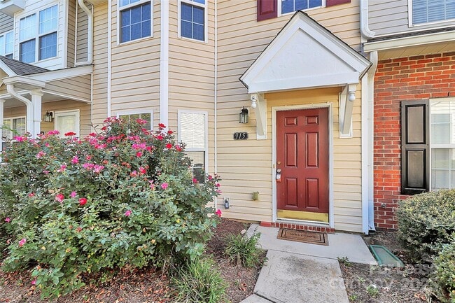 Building Photo - 915 Par One Ct