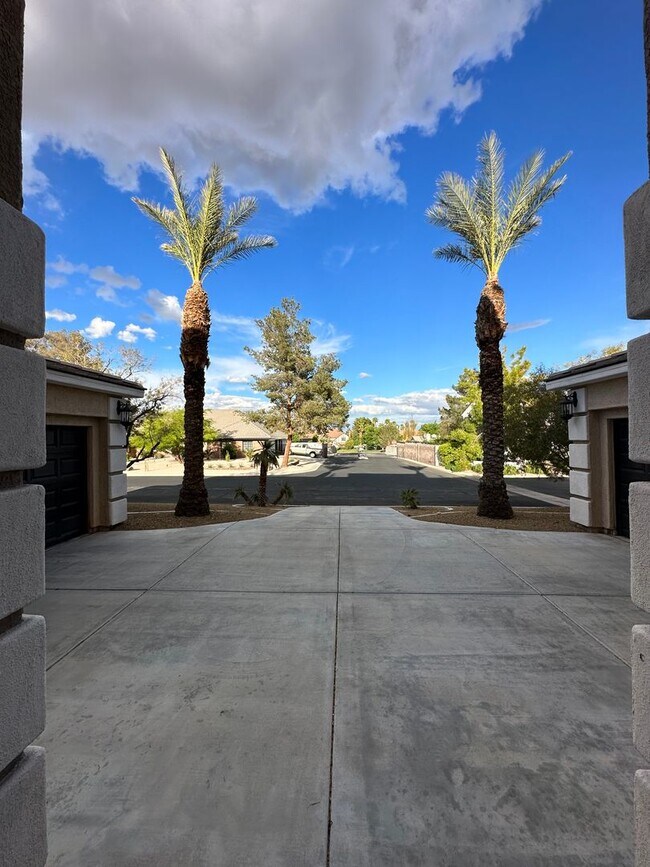 Foto del edificio - GORGEOUS GATED 2-STORY CUSTOM HOME FOR REN...