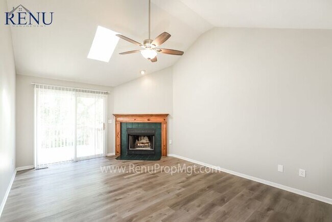 Foto del edificio - Now Available!