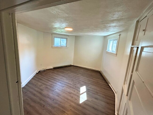 Building Photo - 404 Maple St
