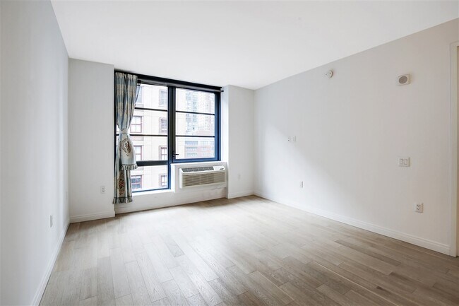 Building Photo - 160 1st St