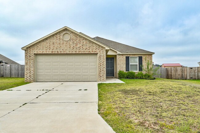 Building Photo - 3 Bedrooms and Spacious!