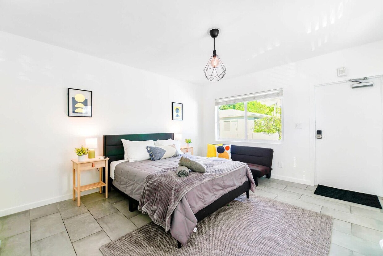 Foto principal - 515 NE 82nd St