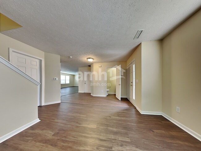 Foto del edificio - 5813 Columbia Cir