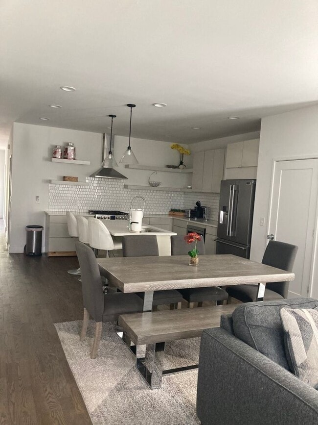 Photo - 4BR Townhome - Minutes from Oracle Campus. Half off one Month!