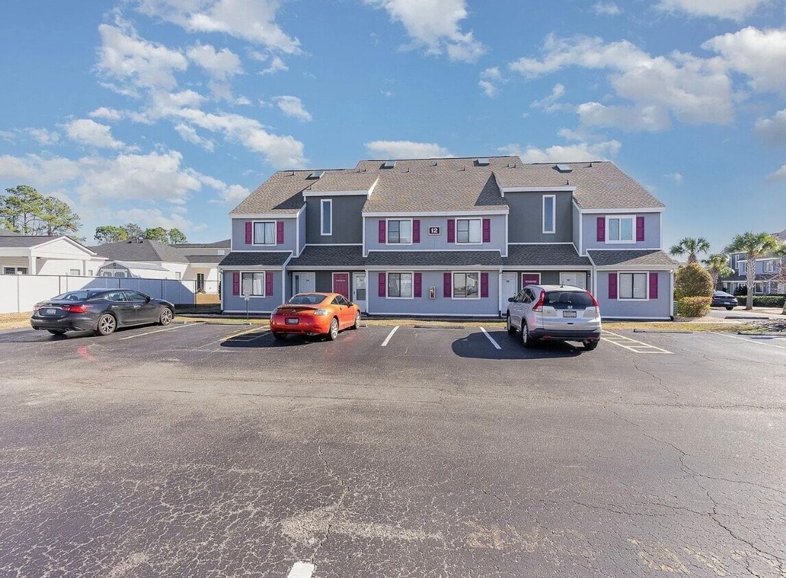 Foto principal - Fully furnished condo minutes from the beach!