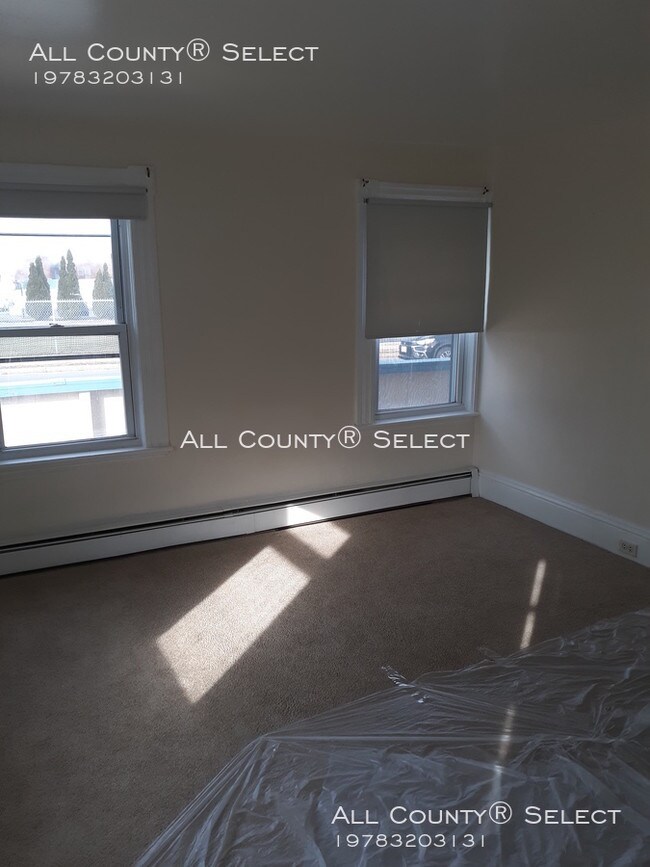 Building Photo - One Bedroom First Floor Apartment