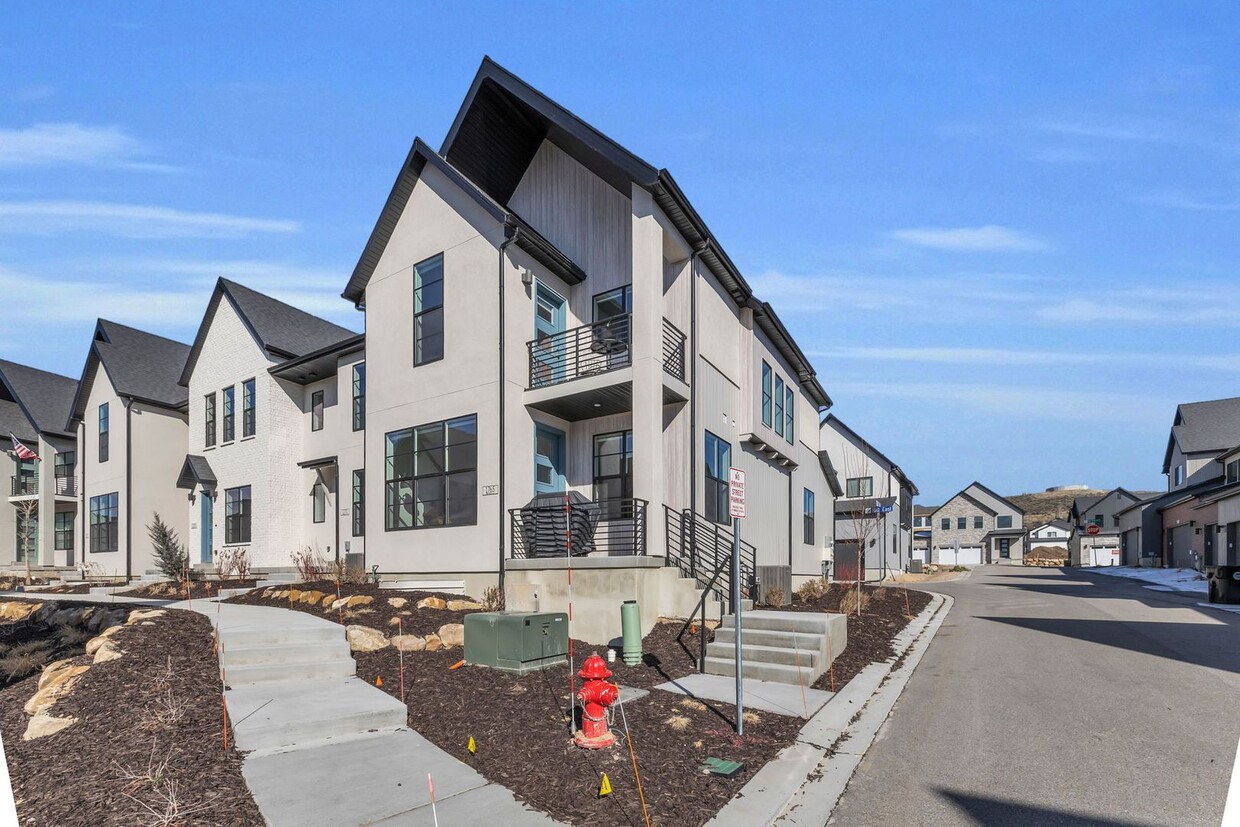 Foto principal - Brand New Coyote Ridge Townhome!