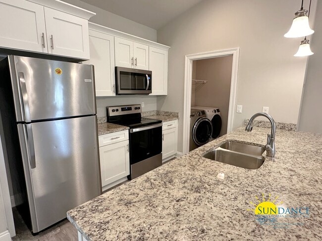 Building Photo - Beautiful like new Navarre home, call today!