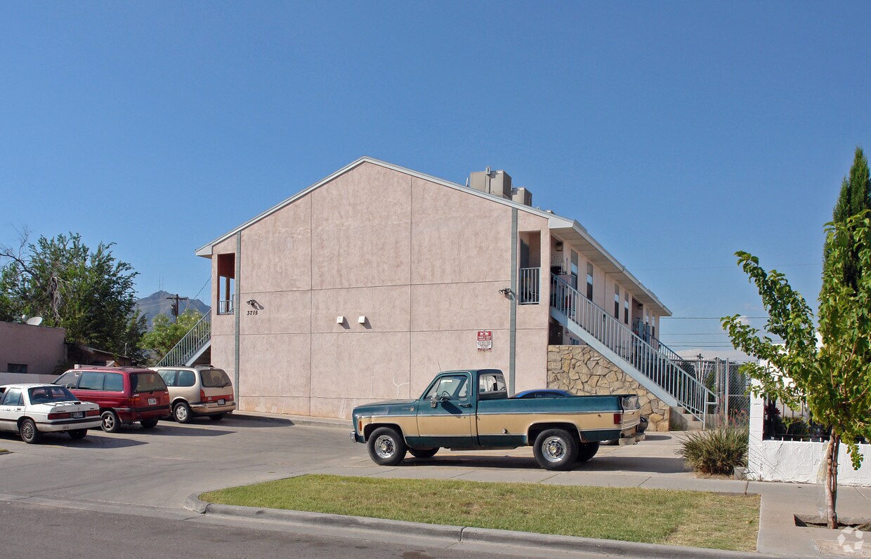 Primary Photo - 3715 Rivera Ave