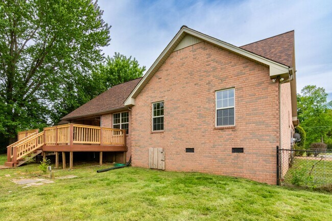 Building Photo - 3 Bed, 2 Bath, 2350sqft, 5.86acres
