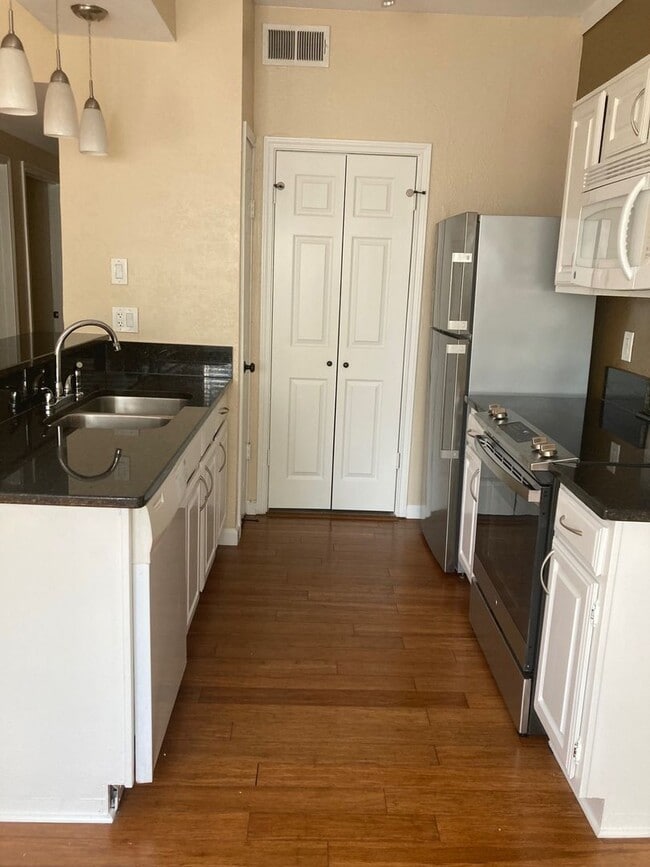 Foto del edificio - Renovated 2 Bedroom Condo at The Oaks of Lakewood