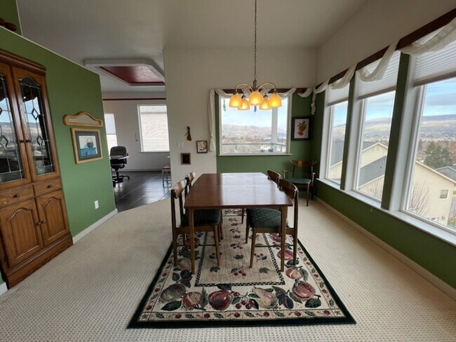 Building Photo - Views, views,views! 4 bed/2.5 bath with pl...
