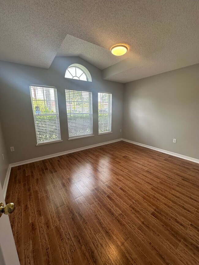 Building Photo - Coastal Living, Close to the Beaches, Comm...