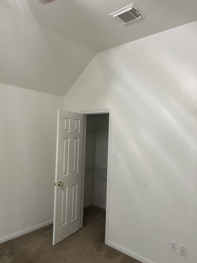 Building Photo - 13433 Hidden Valley Dr