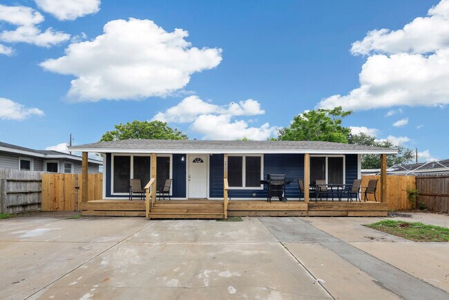 Building Photo - 1230 Ray Dr