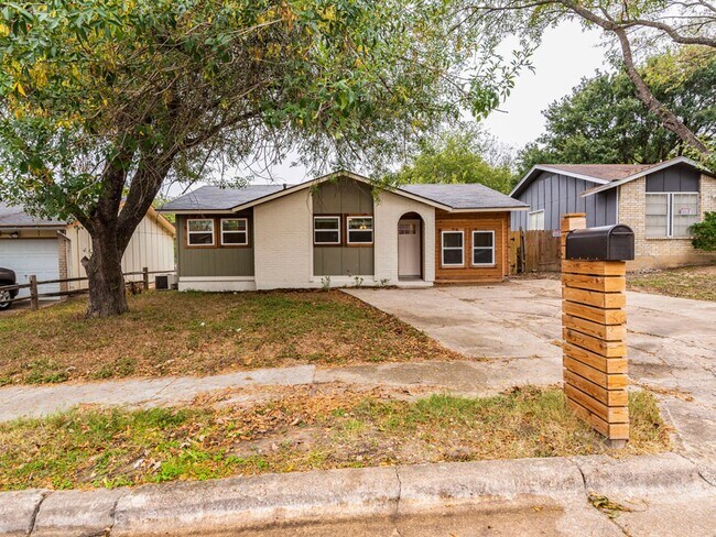 Building Photo - Fully Remodeled 4BR Home in East Austin – Modern Upgrades & Spacious Yard