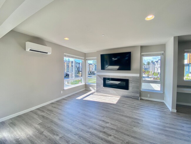 Building Photo - Beautiful Modern Townhome in Everett